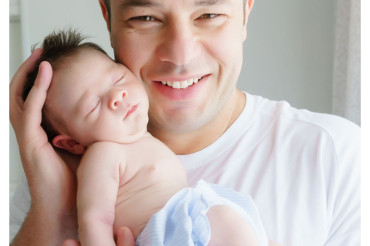 un piccolo e il suo papà  |fotografia di bambini appena nati