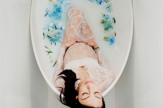 Milk Bath fotografia gravidanza con bagno di latte e fiori NAPOLI