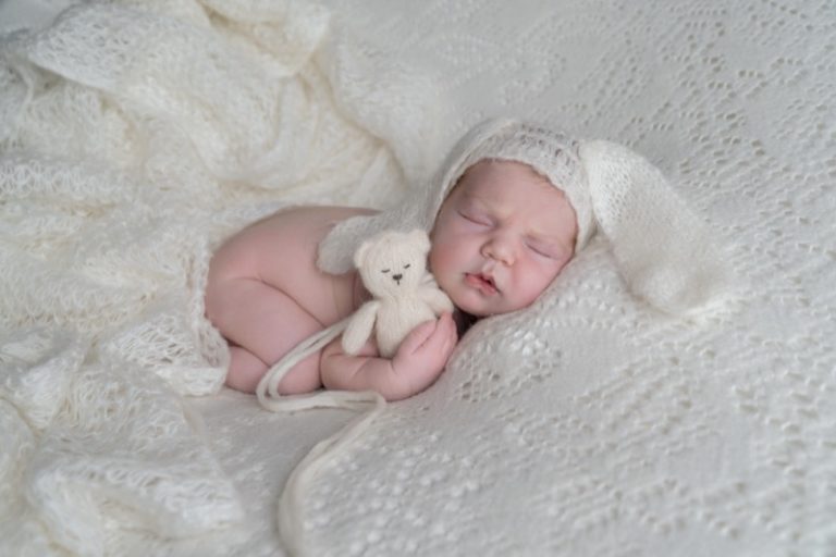 neonato vestito da coniglietto pasquale