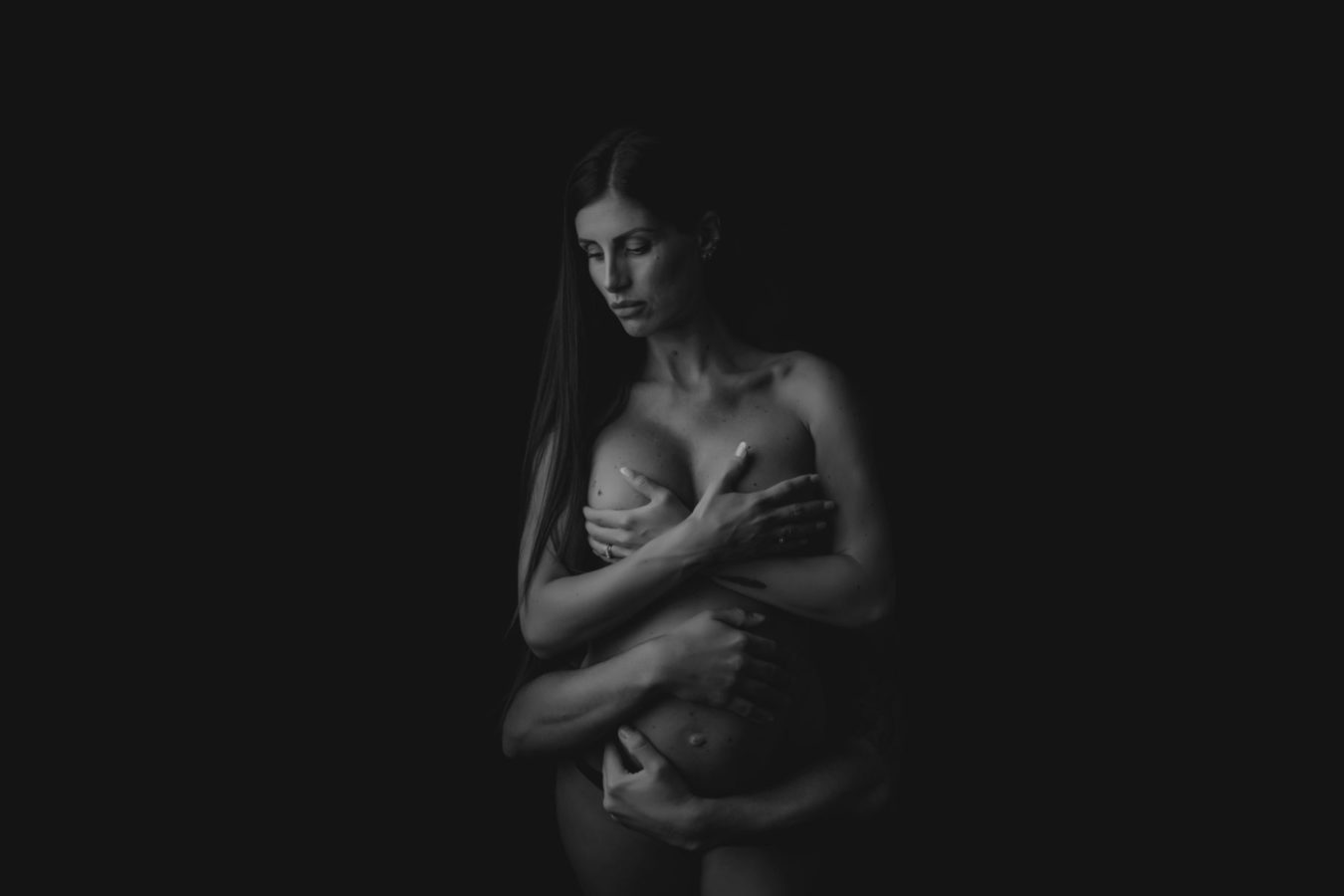 foto coppia in attesa Servizio Fotografico Gravidanza in studio in periodo Covid