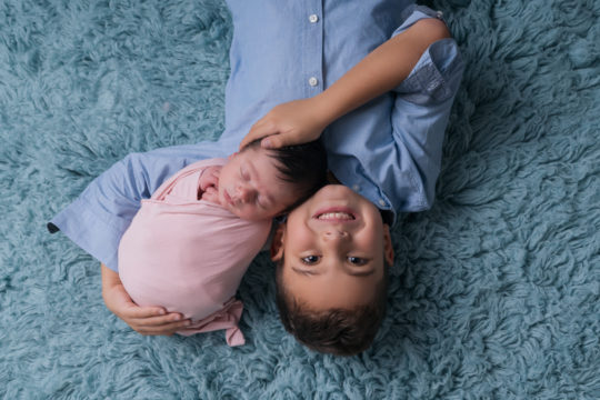 Fratellino con neonato