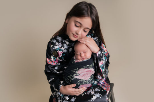 sorellina con  neonato