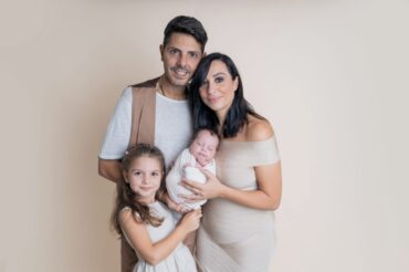 Celebrare la Maternità con Eleganza: Il Servizio Fotografico Maternity per Donne Curvy