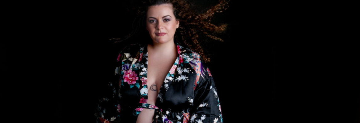 Celebrare la Maternità con Eleganza: Il Servizio Fotografico Maternity per Donne Curvy