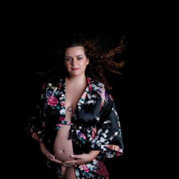 Celebrare la Maternità con Eleganza: Il Servizio Fotografico Maternity per Donne Curvy