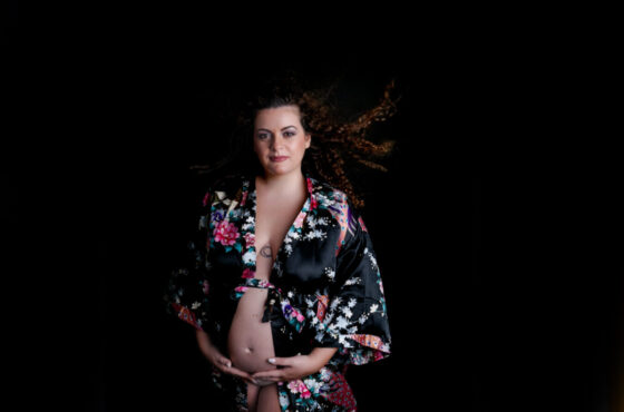 Celebrare la Maternità con Eleganza: Il Servizio Fotografico Maternity per Donne Curvy