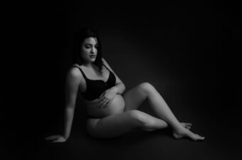 Servizio Fotografico in Gravidanza: Perché è Importante Prenotarlo con un Professionista