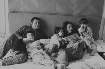 Fotografie di Natale 2025 – Due modi per raccontare la vostra famiglia