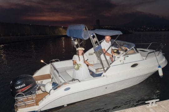 Reportage Comunione sul mare a Marina di Stabia, Camilla sulla barca durante la festa serale