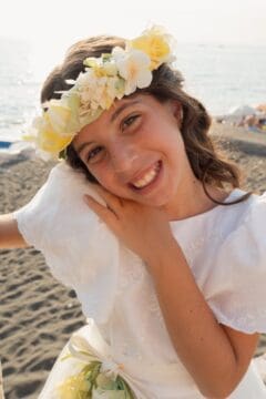 Ritratto naturale di Camilla durante la Prima Comunione a Marina di Stabia, reportage fotografico Comunione Napoli