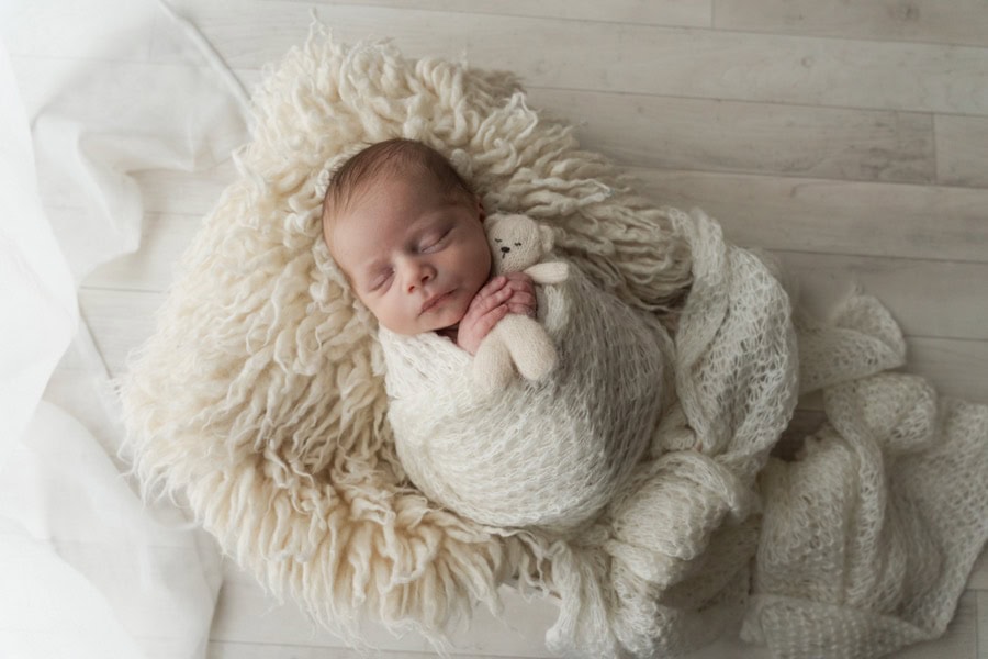 Servizio fotografico newborn Napoli, dettaglio neonato e orsetto
